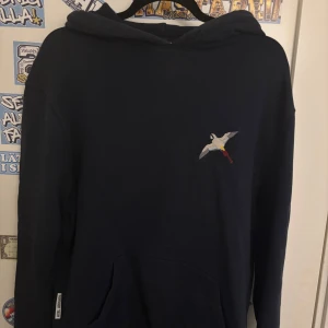 Axel arigato Hoodie - Säljer nu denna axel arigato hoodie för att den är förliten för mig! Köpt för ca 1,5 år sedan men använd fåtal gånger! Nypris1500kr pris går att diskuteras!