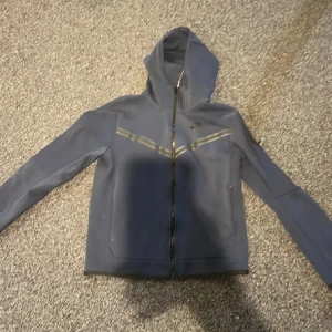 Nike tech fleece  - Säljer en mörkblå  Nike tech hela för vill inte har den längre ingen användning 