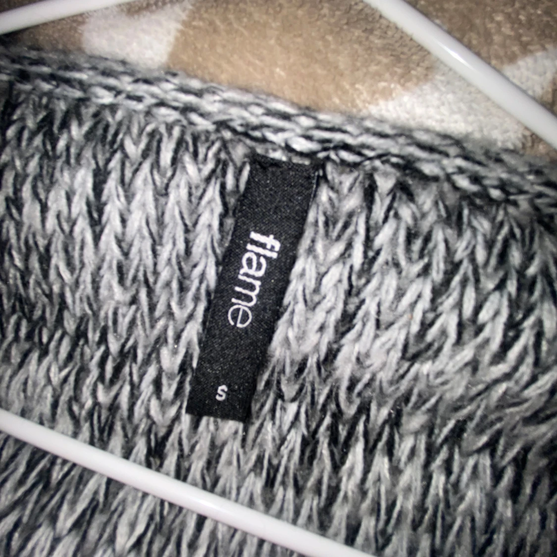 Grå stickad kofta från Flame - 91