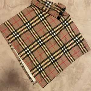Burberry poncho  - Säljer min burberry poncho. Knappt andvänd och köpte i polen begagnat så har ej äktehetsbevis😊kan diskutera priset 