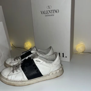Valentino sneakers - Intressekoll på dessa snygga Valentinos med snygga nitar. Några har åkt av. 