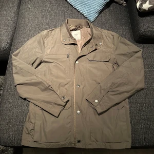 Fieldjacket - Säljer min fileldjacket från mango! Helt ny använd 2 gånger. Storlek M. Hör av er vid frågor och funderingar! 