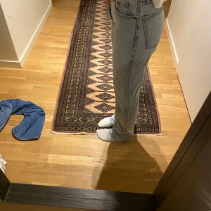 Ljusblå jeans - Säljer ett par ljusblå jeans med klassisk design. De har en normal passform och är perfekta för en avslappnad stil. Jeansen har en traditionell femficksmodell och är tillverkade i ett slitstarkt material.