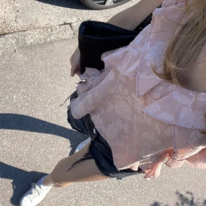 Rosa blommigt linne från Zara - Säljer ett sött linne från Zara med blommigt mönster och volangdetaljer. Blusen har en luftig passform och är perfekt för vår och sommar. Knappt använd ☺️😍