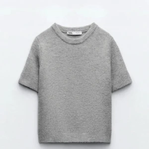 Stickad tröja - Köpte på vinted, väldigt bra kvalite och jag själv har aldrig använt den. Skriv för egna bilder!