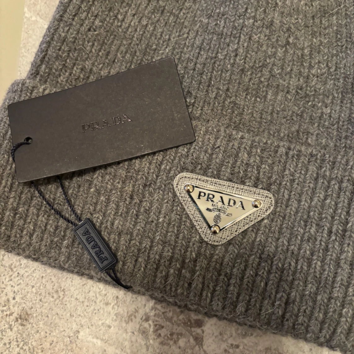 Grå ribbad mössa från Prada - 91