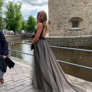 Balklänning  - Säljer nu världens finaste balklänning🥹Helt perfekt modell, lite öppen i ryggen och lagom men så fint släp efter klänningen! Köpt på en brudklänningbutik för 4100. Skriv privat för konkreta mått, fler bilder eller frågor🫶🏼