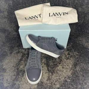 Lanvin skor - Säljer ett par riktigt fräscha lanvins för endast 2999(bättre pris vid snabbaffär). De är i storlek 43 och är i ett oroligt skick (9/10). All Og medföljer. Färg:elephant gray