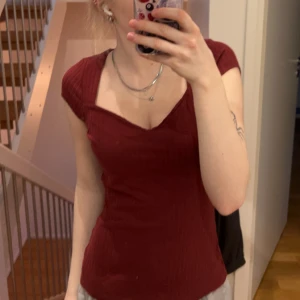 Anma field topp - Röd superfin topp från Anna field! Säljs då den inte används. 