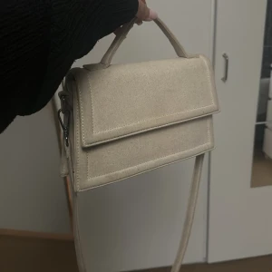 Väska från Gina Tricot  - En crossbody väska från Gina Tricot.  Använt några gånger men tröttnat. Den rymmer mycket och är snygg. Köpt för 359kr🤍