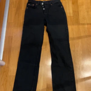 Zara jeans - Jeans ifrån zara, storlek 34. Säljs då det är försmå! inga bilder på. Det är straight-modell & midwaist. Insydda så de passar mig som är 167cm (ca 76cm innerbenslängd)