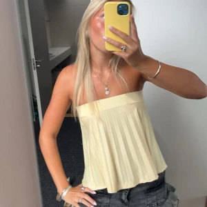 Gul topp - Super söt gul topp sol passar till sommaren och andra tillfällen💕💕
