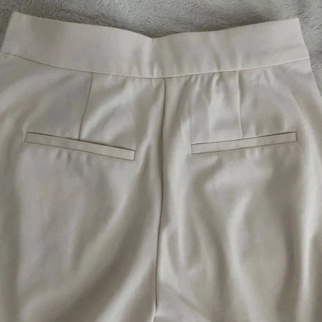 Vita kostymbyxor från ONLY✨ - 1