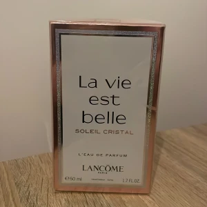 La vie est belle Soleil Cristal från Lancôme - Upptäck La vie est belle Soleil Cristal, en elegant och strålande parfym från Lancôme. Flaskan innehåller 50 ml av denna ljuvliga doft, perfekt för att lysa upp din dag med en touch av lyx. Förpackningen har en glittrande design som speglar parfymens soliga och kristallklara karaktär.