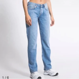 Blå Low waist jeans - Snygga Low waist blåa jeans med rak passform. 