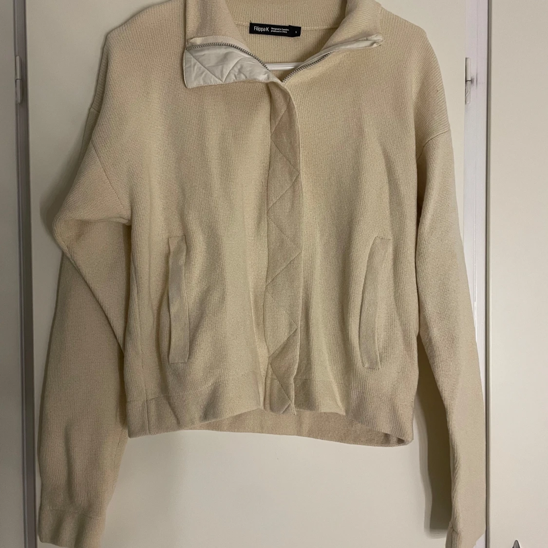 Beige stickad jacka från Filippa K - 90