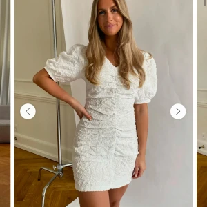 Vit klänning med puffärmar - Säljer en söt vit klänning med puffiga kortärmar och v-ringning. Klänningen har en fin struktur. Den är kort och har en figurnära passform som framhäver silhuetten. Perfekt studentklänning🤍🎓 använt 1 gång på studenten förra året (men inga tecken på användning)Nypris 900