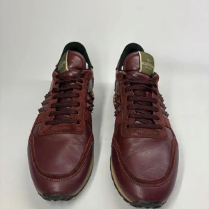 Vinröda sneakers från Valentino - Valentino Rockrunners vinröda  Strl - 43 Inget og Skick - 9/10 se bilder (saknas en nit) Pris - 2 000 kr