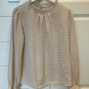 Superfin beige blus - Blus i storlek L men passar M också. Jättefin till jobbet eller om man gillar att vara lite mer uppklädd till vardags😊Helt ny o aldrig använd men saknar prislapp. 