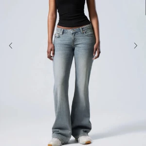 Weekday  bootcut lågmidjade jeans - Snygga blå bootcut jeans modell Nova från Weekday i w28 l32. Uppsydda 4cm men det går lätt att sprätta upp, knappt använda!🌟