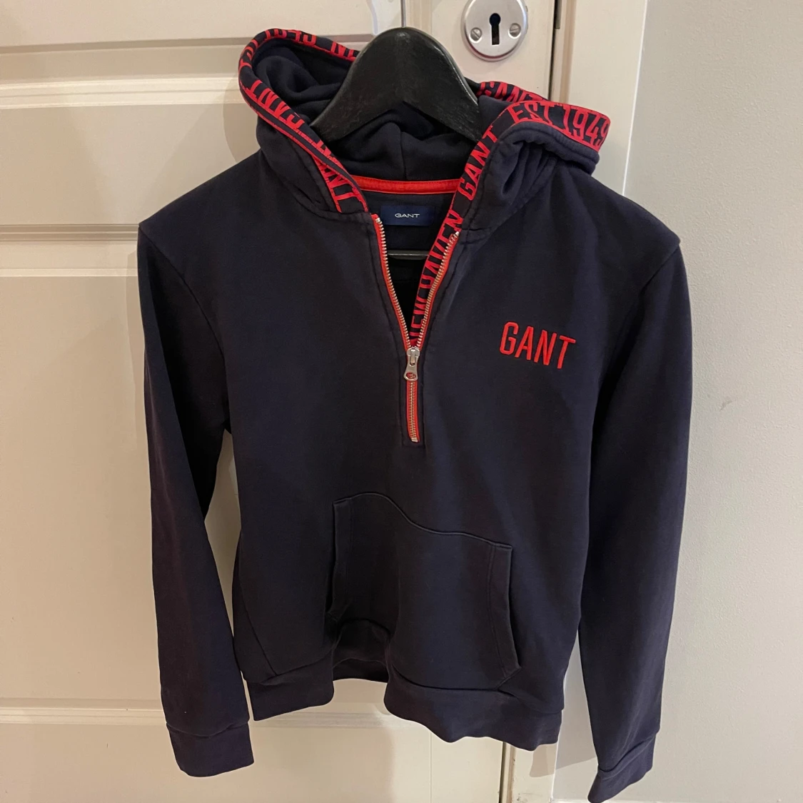 Svart hoodie från GANT