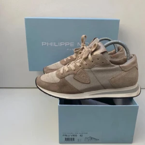 Philippe model beige - Säljer dessa biege Philippe models i storlek 40. Skick 8,5/10. Skickas inom 24 timmar. Hör av er bid funderingar! Pris kan diskuteras vid snabb affär! Obs! Box ingår inte!