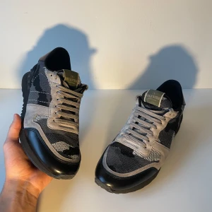 Valentino rockrunner  - De fetaste rockrunner säljs. Skick 8,5/10. Storlek 42. Vid övriga frågor bara skriv🤝lite slitet inne i skon vid hälen men syns ej vid användning
