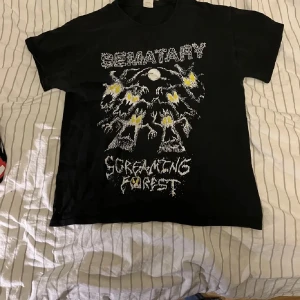 sematary screaming forest - Sematary Screaming Forest tee hella rare från 2021 Kom m bud !