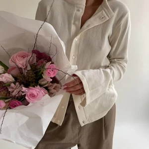 Djerf Avenue Remake getaway cardigan Cream - Säljer kofta från Djerf Avenue i cream från deras Remake kollektion. Storlek M. Passar S-M skulle jag säga. Helt ny oanvänd med lapp kvar. Nypris 1599kr. 