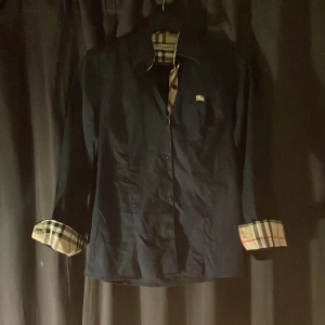 burberry skjorta - en snygg burberry skjorta i färgen marinblå, storleken är M men är extremt liten i storleken. 