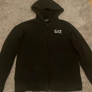 EA7 emporio armani  - Använd flera gånger men inga hål,fläckar eller söndrig på något sätt. väldigt bra fint skick. 