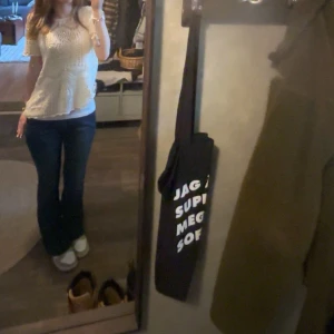 Mörkblå jeans med bootcut - Säljer ett par snygga mörkblå jeans med bootcut-stil. Och kolla bakfickor med dubbel knapp dom gått sönder lite på sidan men det är inget som syns på och så har dom snören i midjan men de kan lätt tas bort. Dom är i storlek 29 men skulel mer söga 27 -26