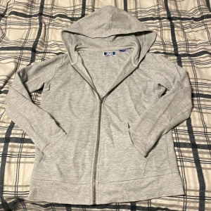 Grå zip up från Jack & Jones - Säljer en grå zip up från Jack & Jones i bra skick. Köpte den för nått år sen men har glömt bort den, altså är den i väldigt bra skick. 
