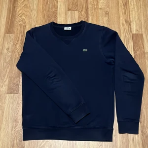 Lacoste Sweatshirt  - Väldigt fin Lacoste sweatshirt i mycket bra skick, sitter bra i storleken. Går att pruta 😁😁ställ gärna frågor!