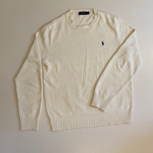 Stickad Ralph lauren tröja - Rikigt det stickad Ralph lauren tröja i bra skicka utan hål, slitningar, fläckar eller liknade,                                   Modellen är 185cm.                                                               Skriv vid minsta fråga eller fundering🔥👍