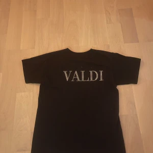 T shirt - Säljer nu denna riktigt snygga t shirten från bvaldi, helt ny men inga tags kvar. Storlek s.    