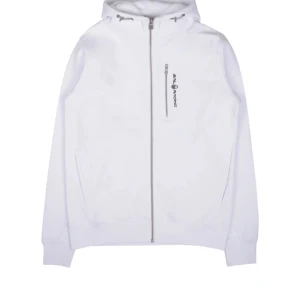 Vit hoodie från Sail Racing - Snygg vit hoodie från Sail Racing med dragkedja och justerbar huva. Den har en stilren design med logotyp på bröstet och en praktisk ficka med dragkedja. Perfekt för en avslappnad stil. Få tecken på användning, därav priset. 