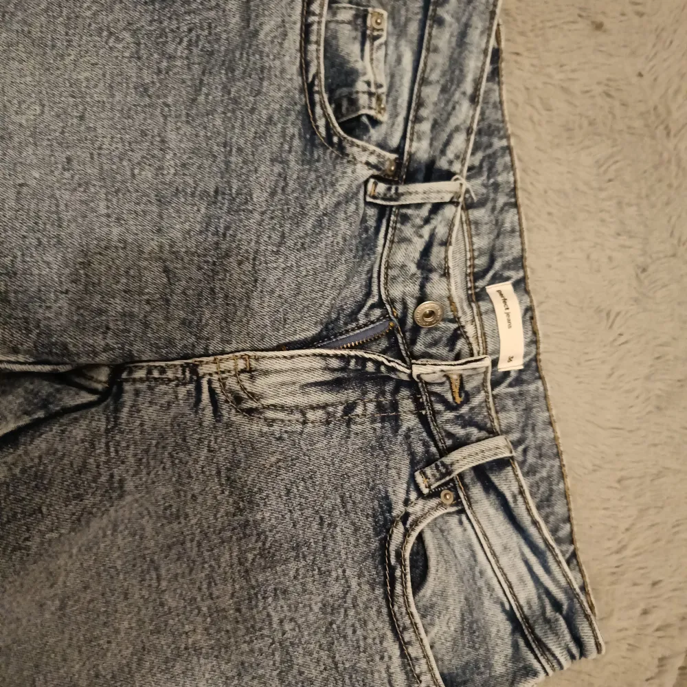Jätte fina blåa bootcut jeans från gina, som endast är använda 2 gånger så dem är som nya. Säljer pga att dem är aldeles förstora för mig! Köpte för 500kr och det är inga defekter på dem. Skriv pv för fler bilder!!🥰💗. Farkut & Housut.