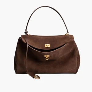 Brun mockaväska  - Brun väska i mocka från Soera med guldfärgade detaljer, Längre axelband med kommer! Det är helt ny och alla lappar finns kvar😊Nypris : 1000kr