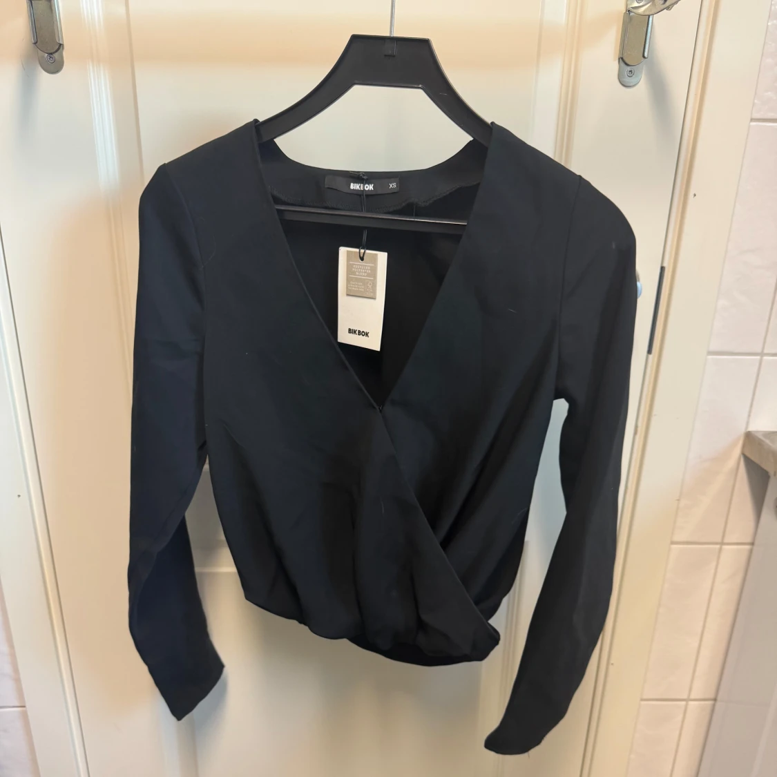 Vit och svart omlottopp från Bik Bok - 90