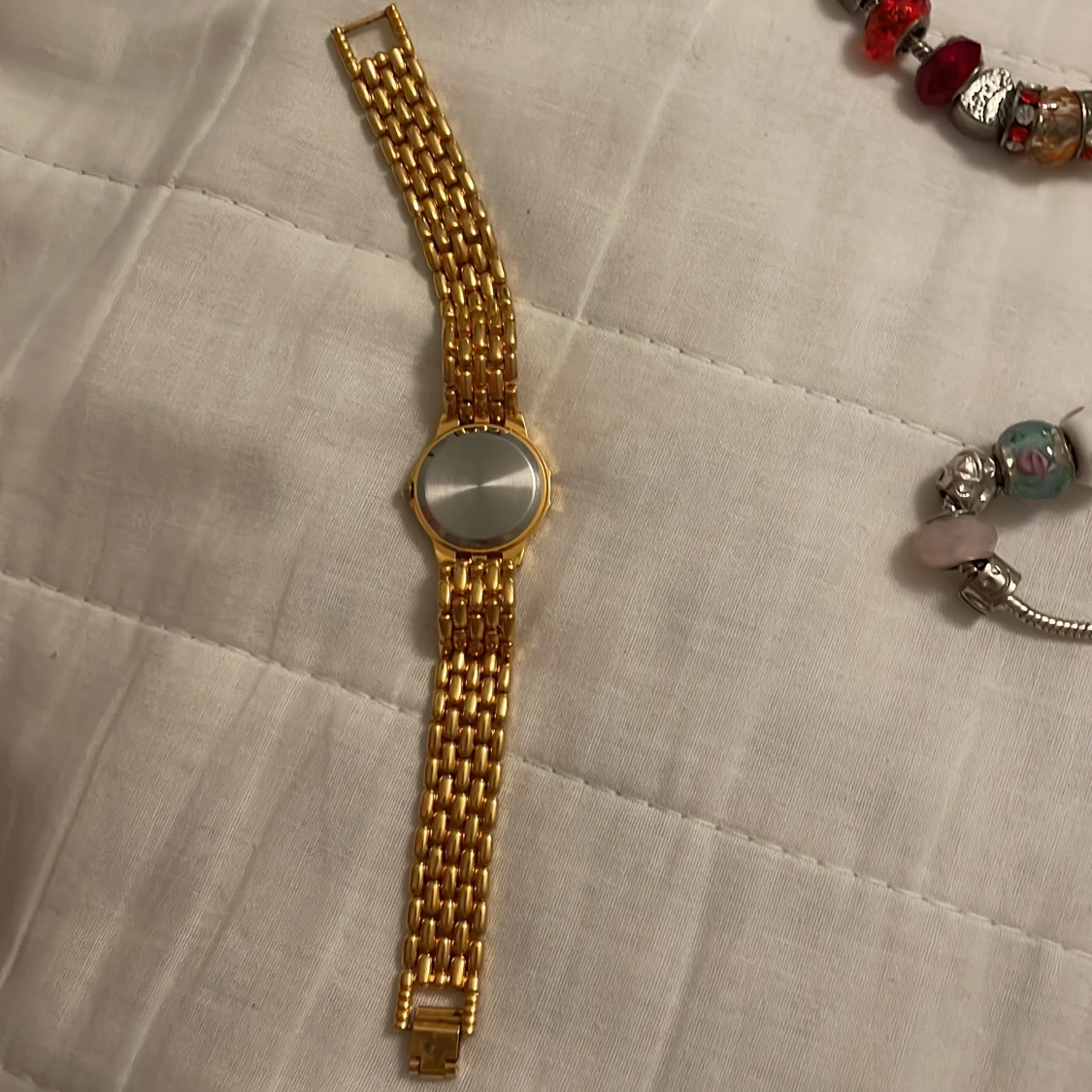 Guldfärgad klocka från Choice - 91