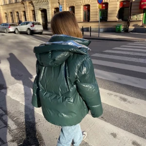 Sandro jacka - Hej! Jag säljer denna underbara jackan,  använd ett fåtal gånger och prislapp finns kvar🥰🥰köpt på sandro butiken på NK, nypris 4995kr säljer för 2000