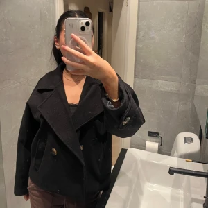 Svart kappa - Säljer denna oanvända kappan! 