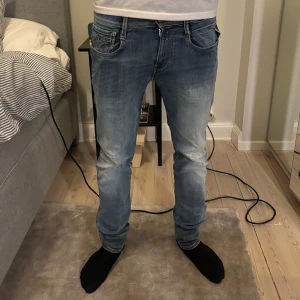 Blå jeansbyxor - Snygga blå replay anbass hyperflex jeans med en klassisk design och lätt slitna detaljer. De har en normal passform och är i väldigt skönt material. W:28 L:32
