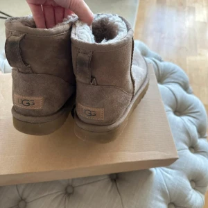 Beiga boots från UGG - Säljer mina beiga uggs i storlek 37 i bra skick!passar en 38 också