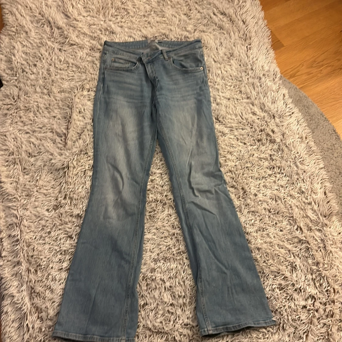 Ljusblå bootcut jeans - 90