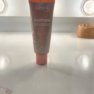 Glow lotion - Glow kräm för ansiktet jätte fint men tyvärr kan inte jag använda den eftersom jag gillar ej denna svettiga smink tränd använd två gånger nästan hela kvar 