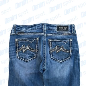 Miss Me Lågmidjade Bootcut Jeans💙 - Storlek: W30💙• Längd: 96 cm • Midjemått: 41 cm • Lårbredd: 25 cm • benöppning: 22,5 cm • Innerbenslängd: 76 cm • OBS! Små rivmärken (design), två väldigt små hål på fram och baksidan av högerbenet (se bild), färgen är mer lik passformsbilden💙