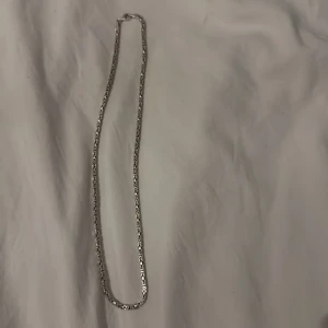 Kejsarlänk 925 silver  - Snyggt silverfärgat halsband med ett detaljerat kedjemönster. Perfekt för att ge en stilren touch till din outfit. Halsbandet har en praktisk karbinhake för enkel användning. Den är 3 mm bredd och 50 cm långt äkta silver och stämpel finns. 