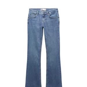 Blå bootcut jeans ( lite ljusare ) - Snygga blå bootcut jeans från Zara med klassisk femficksdesign och knappgylf. Perfekta för en avslappnad stil med en touch av retro.